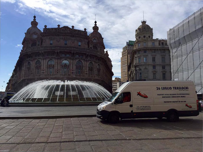 Il nostro furgone davanti alla fontana di Piazza De Ferrari a Genova